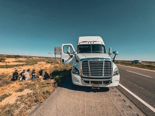 Descubren a 23 migrantes ocultos en un camión de carga en El Paso.