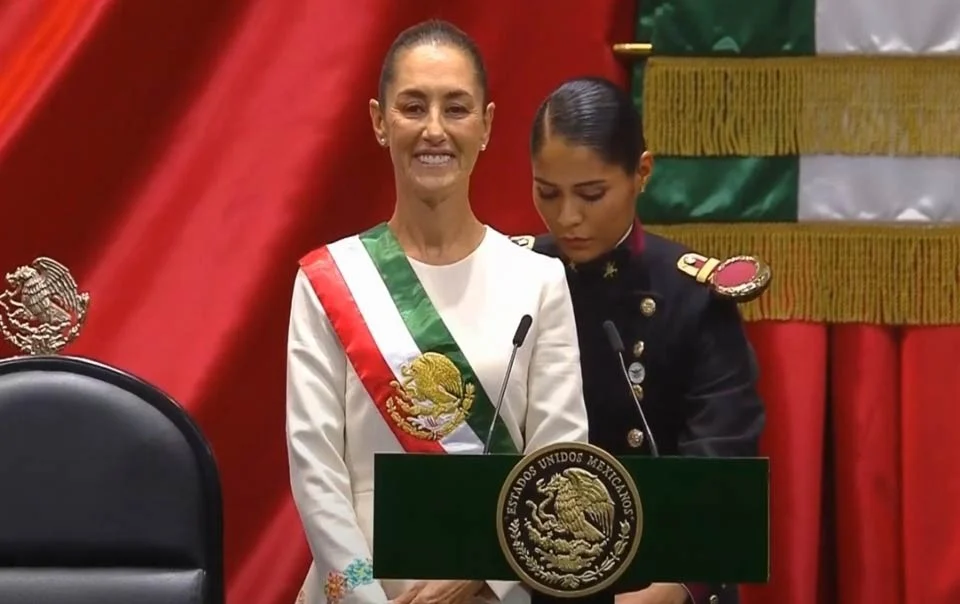 Claudia Sheinbaum asume el cargo como la primera presidenta de México, marcando un hito en la historia política del país.